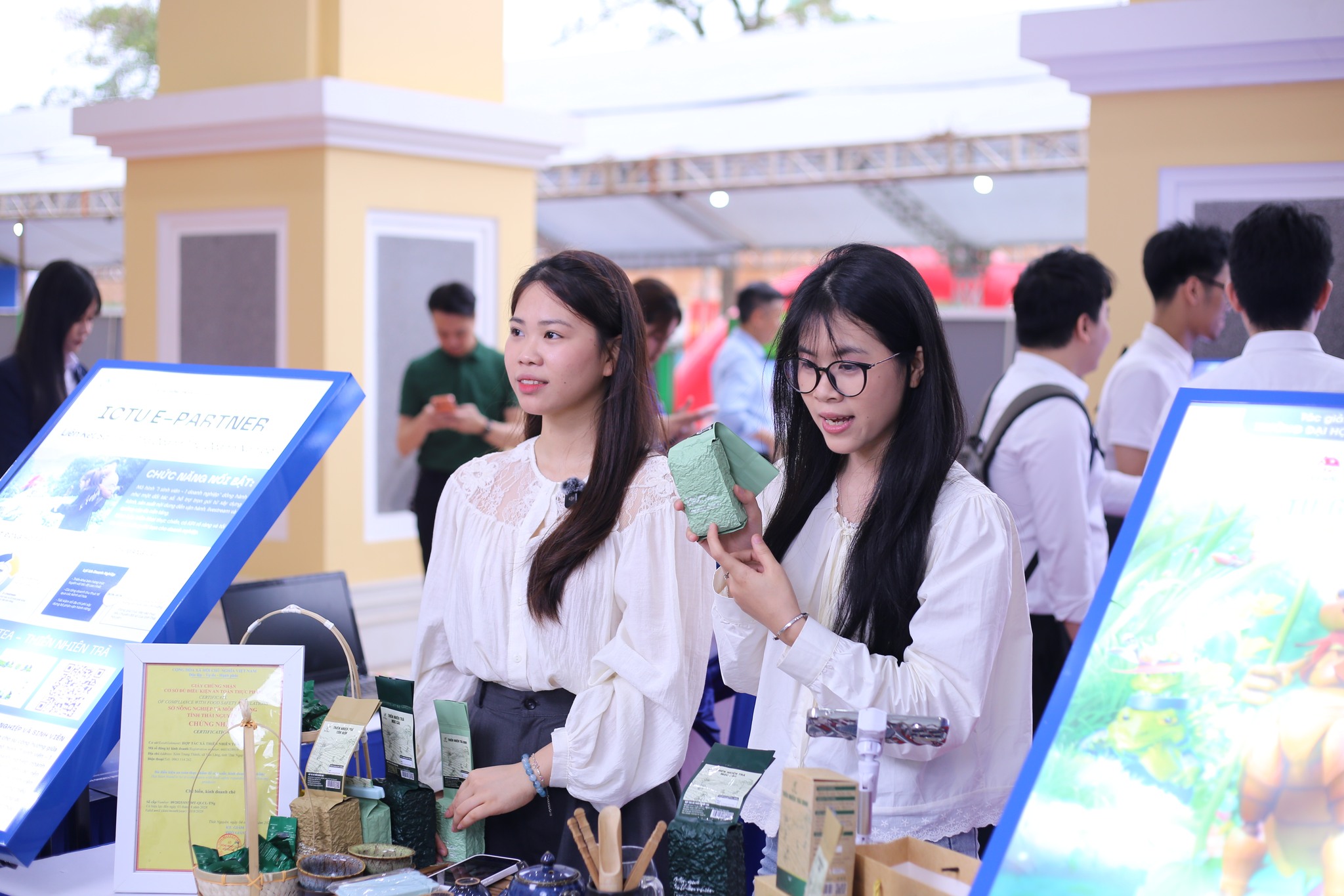 Sinh viên thực hiện livestream trực tiếp tại sự kiện thương mại điện tử phía Bắc.